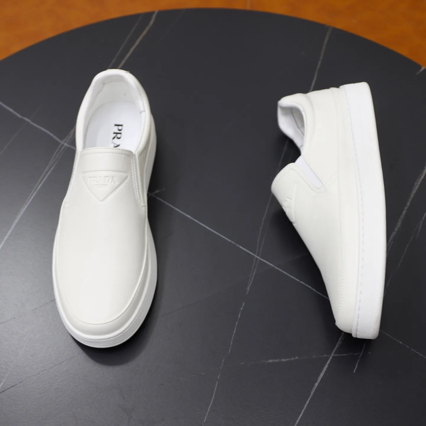 Ex-factory price: 420💰🙅‍♂️🙅‍♂️🙅‍♂️ Brand: PRADA Standard code: 38-44 (45 customized) Grade: Same as the official website Material: Original leather splicing, comfortable and breathable lining, original wear-resistant outsole Style category: Men's fashionable casual shoes, running shoes, noble luxury brand elements, top luxury Color: actual picture color